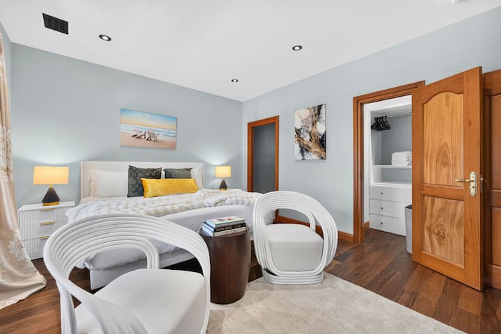 Quarto 1 no 1º andar, Suíte King | Rosewood Retreat | 2605 Palm Blvd, Isle of Palms, SC | IOP Escapes