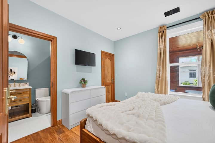 Quarto 5, 3º andar, Suíte King | Rosewood Retreat | 2605 Palm Blvd, Isle of Palms, SC | IOP Escapes