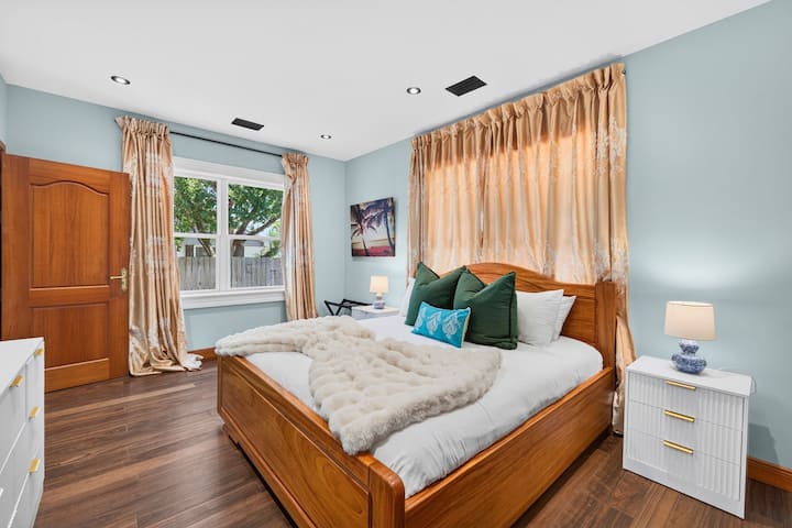 Quarto 2 no 1º andar, Suíte King | Rosewood Retreat | 2605 Palm Blvd, Isle of Palms, SC | IOP Escapes