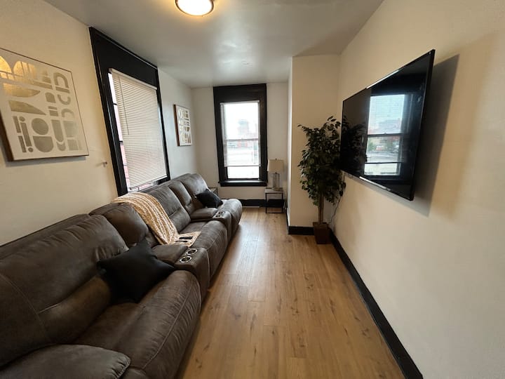 Modern Downtown Loft W/ Spiral Staircase O.t.r. - Cincinnati, OH