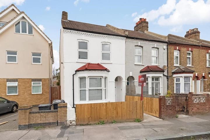 Spacious 3 Bed House Newly Refurbished - 브롬리
