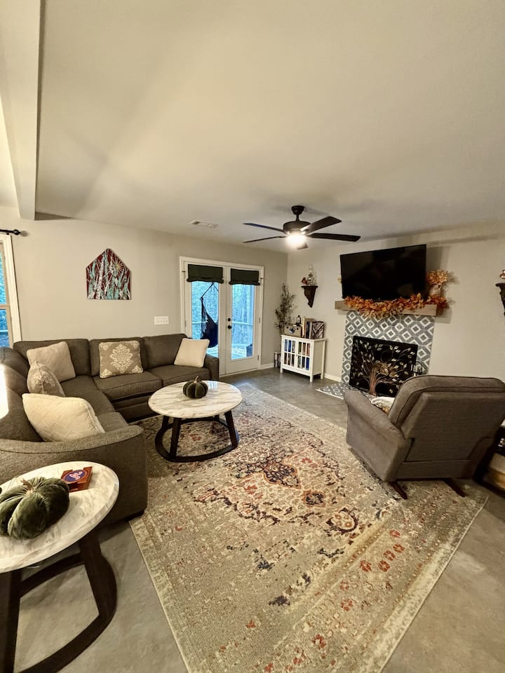 Modern 3/2 Bed W/ Fireplace & Outdoor Seating Area - Dillard, GA