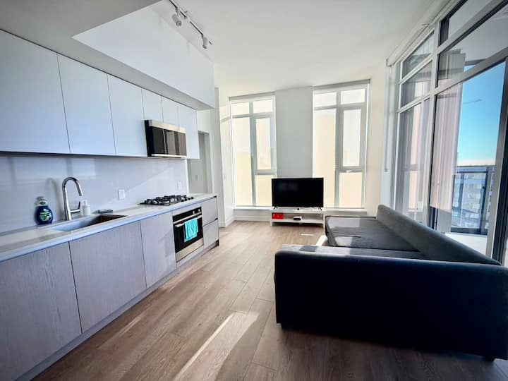Amazing Brand New 1b1b Close To Metro Center - Burnaby