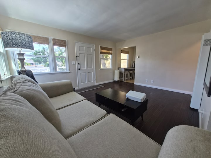 Cdm 2br: Private Garden, Balcony & 6 Blks To Beach - Newport Beach, CA