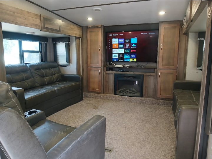 Great Spacious Trailer For Your Weekend Getaway - Desert Hot Springs, CA