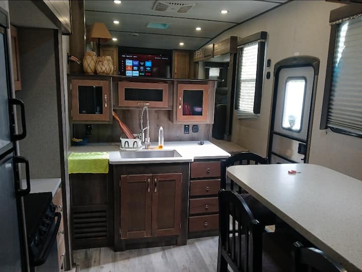 Great Spacious Trailer For Your Weekend Getaway - Desert Hot Springs, CA