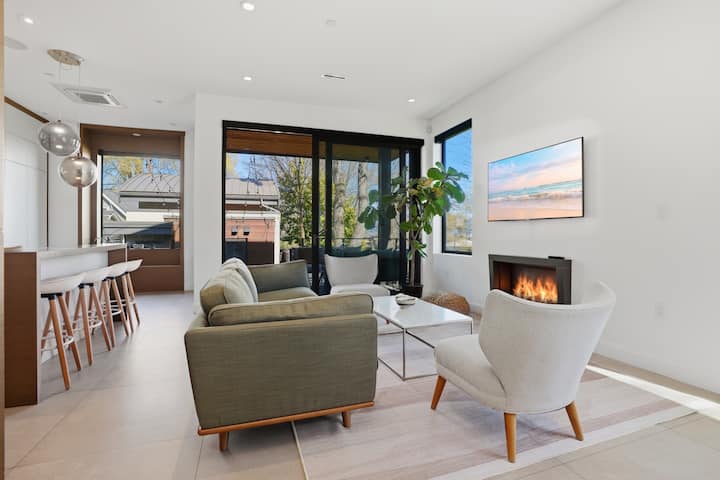 Luxury Dunbar Home | Rooftop, Putting Green & Park - Vancouver