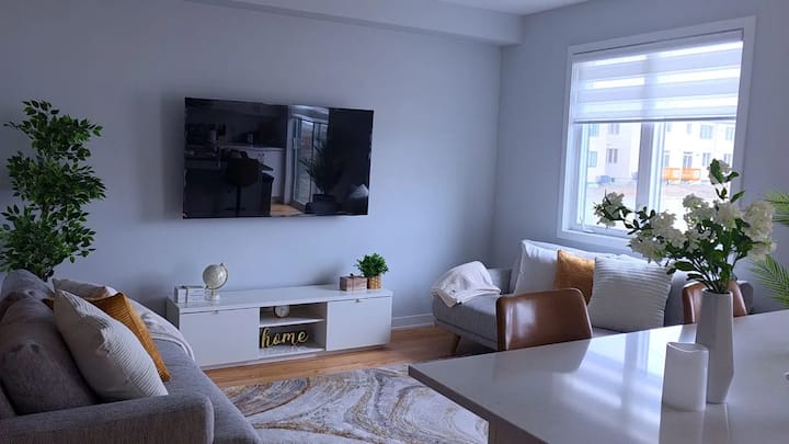 Modern Cozy Room In A New Home - カナタ