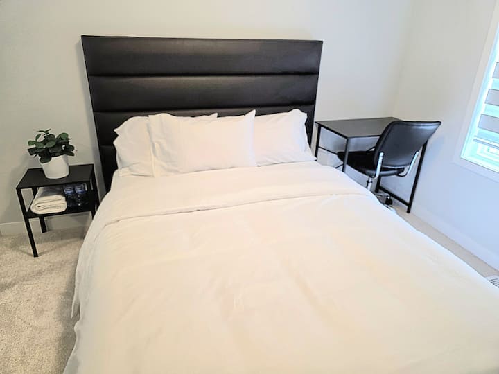 Modern Cozy Room In A New Home - Kanata
