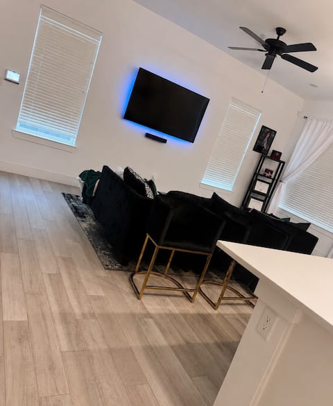 Popular Airbnb listing: Cozy 2BR Home Near Downtown | Backyard Lounge & TV in Eastex Jensen Area