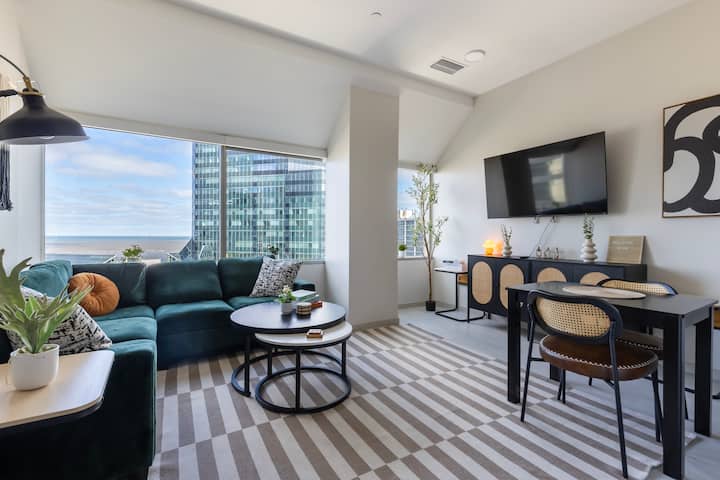 Modern Downtown Retreat W/ Gym, Rooftop Pool - Cleveland, OH
