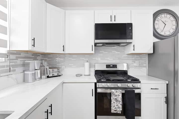 Modern And Cozy 2br Stay In Vibrant K-town - Beverly Hills, CA