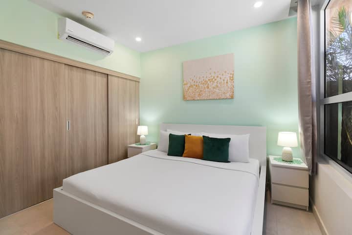Duerma plácidamente en esta acogedora y tranquila habitación diseñada para disfrutar de un sueño reparador.