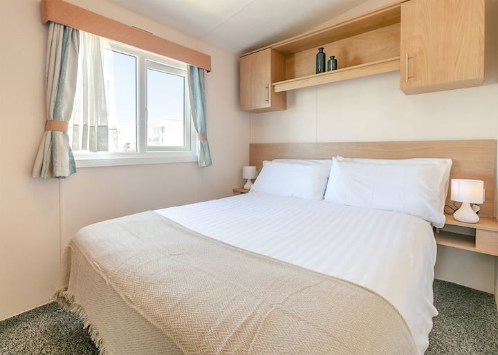 Gold Caravan With Parking, Decking & Sea View - 紐奎