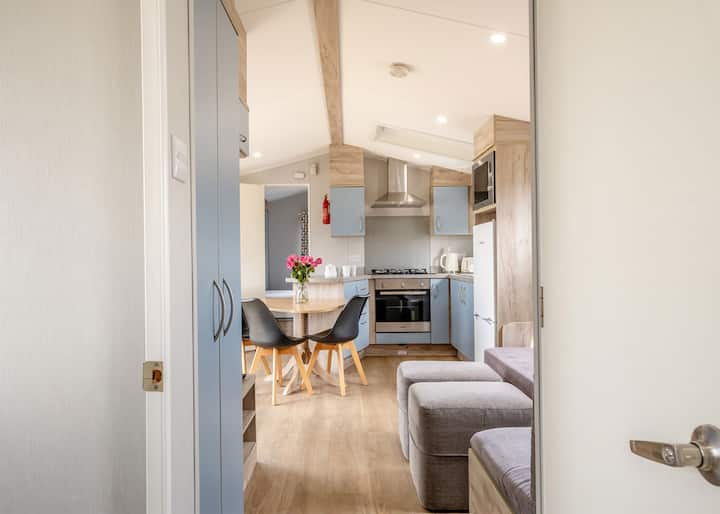 Silver Caravan With Parking, Ensuite & Decking P - Tenby