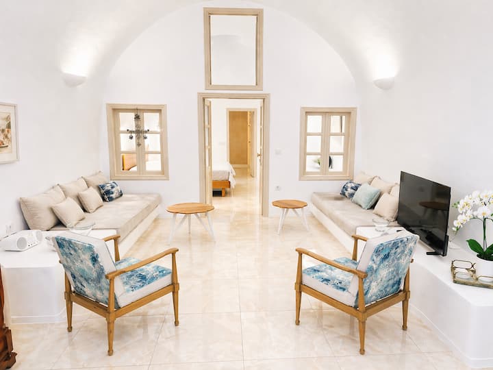 Infinity Moments With Caldera View & Hot Tub - Oia