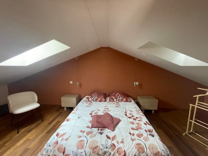 Dhomë gjumi në katin e sipërm me pamje nga tarraca e çatisë