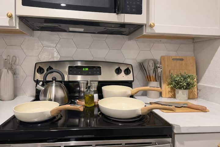 Bright & Cozy 2br Workerfriendly, Pool&gym+kingbed - Allen, TX