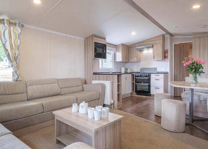 Silver 2 Bedroom Caravan, Sleeps 6 - Hampshire