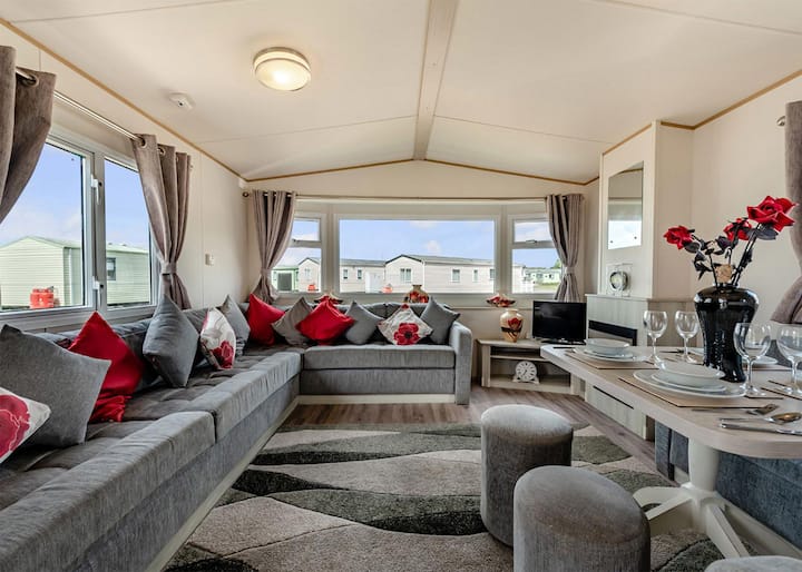 Gold 3 Bedroom Caravan, Sleeps 8 - Hampshire