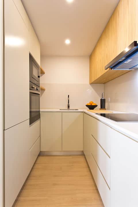 Top performing Airbnb: NEW Stylish APT w/Private Terrace, AC & Parking in União Das Freguesias De Cedofeita, Santo Ildefonso, Sé, Miragaia, São Nicolau E Vitória