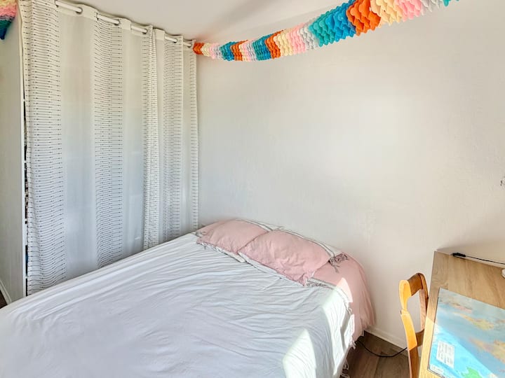 Dhomë gjumi e dytë, krevat dopio i rehatshëm dhe zonë tavoline. Ruajtja në dollap.