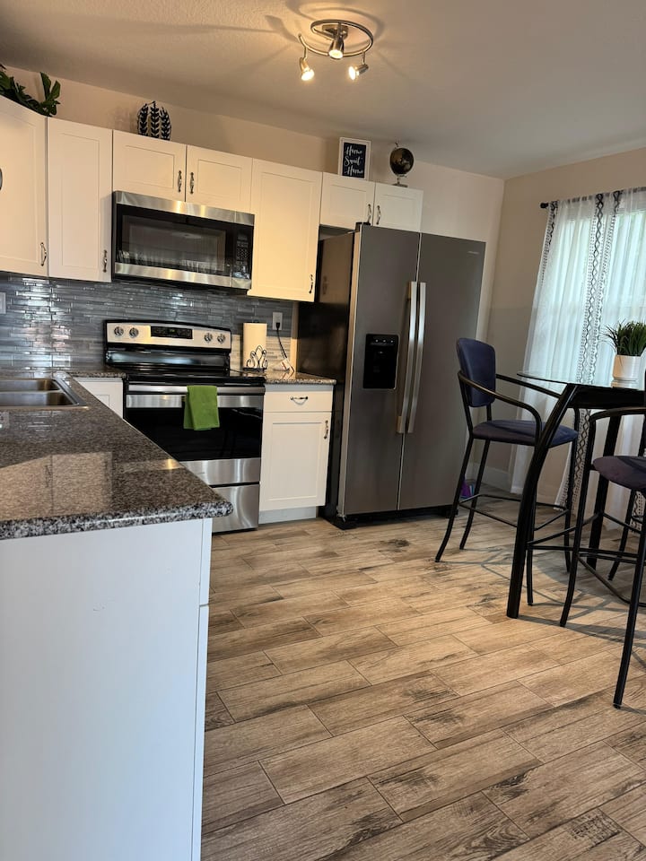 1br Retreat For 4 | Near Beaches & Downtown - Riviera Beach, FL