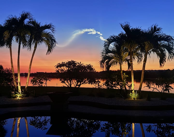 Turtle Hideaway - Waterfront-Hot Tub-Walk to Beach - Guest suites