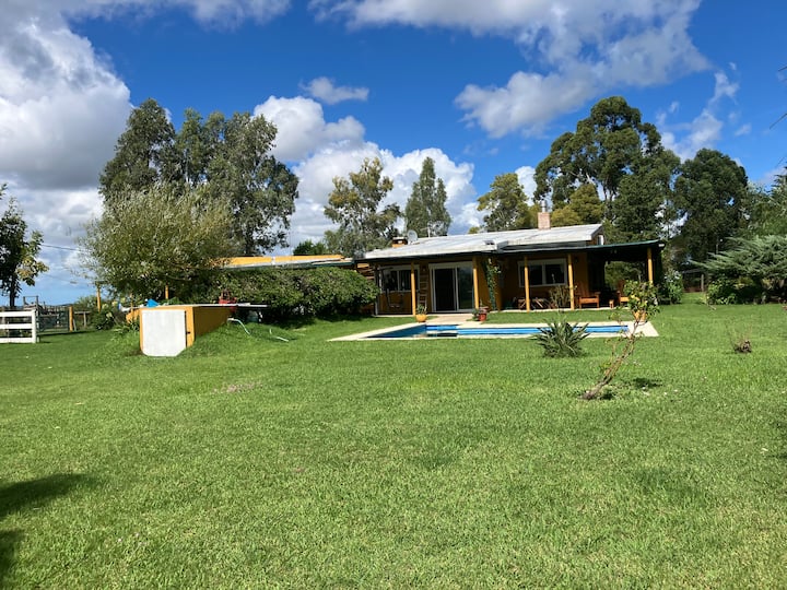 Paz, Tranquilidad Y Parajos En El Campo. - San Carlos