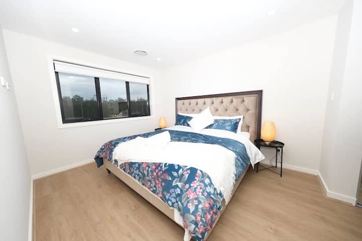 Cama tamaño king de lujo en el dormitorio principal.
