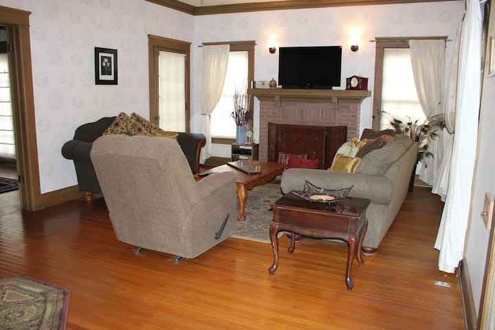Historic Craftsman + Garden Patio | Walk To Downtown | Jany House Downtown - Paso Robles, CA