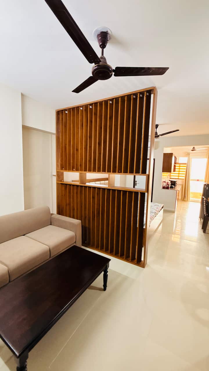 Chic Couple's Studio | Fast Wifi | Juliet Balcony - Alwar