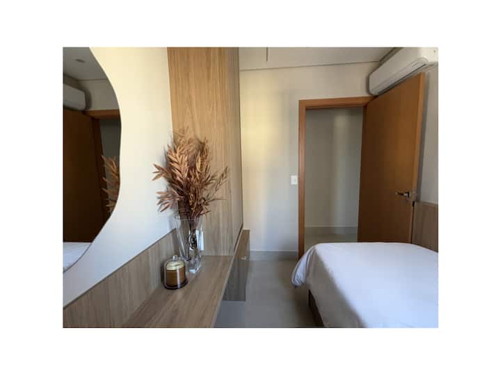 Quarto de 6 m2. Ar condicionado (frio).