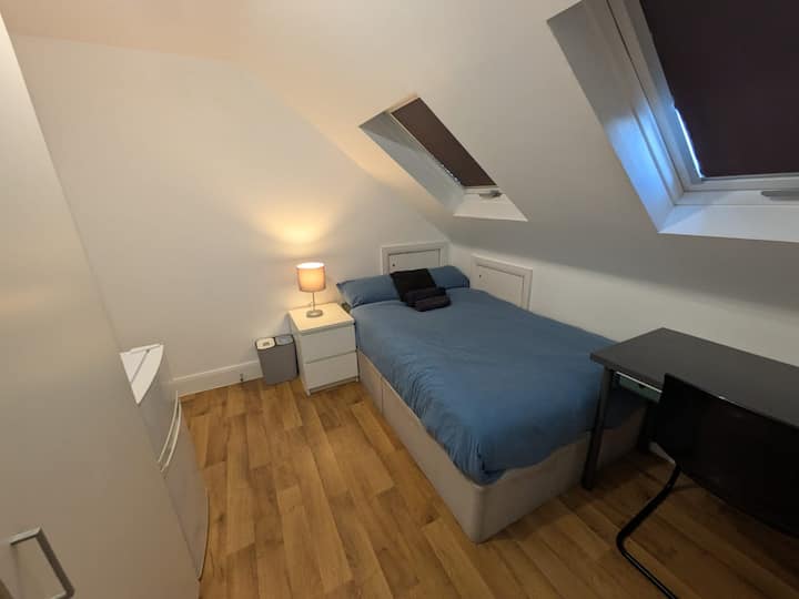 1697 Clean Pristine Ensuite Bedroom - Luton
