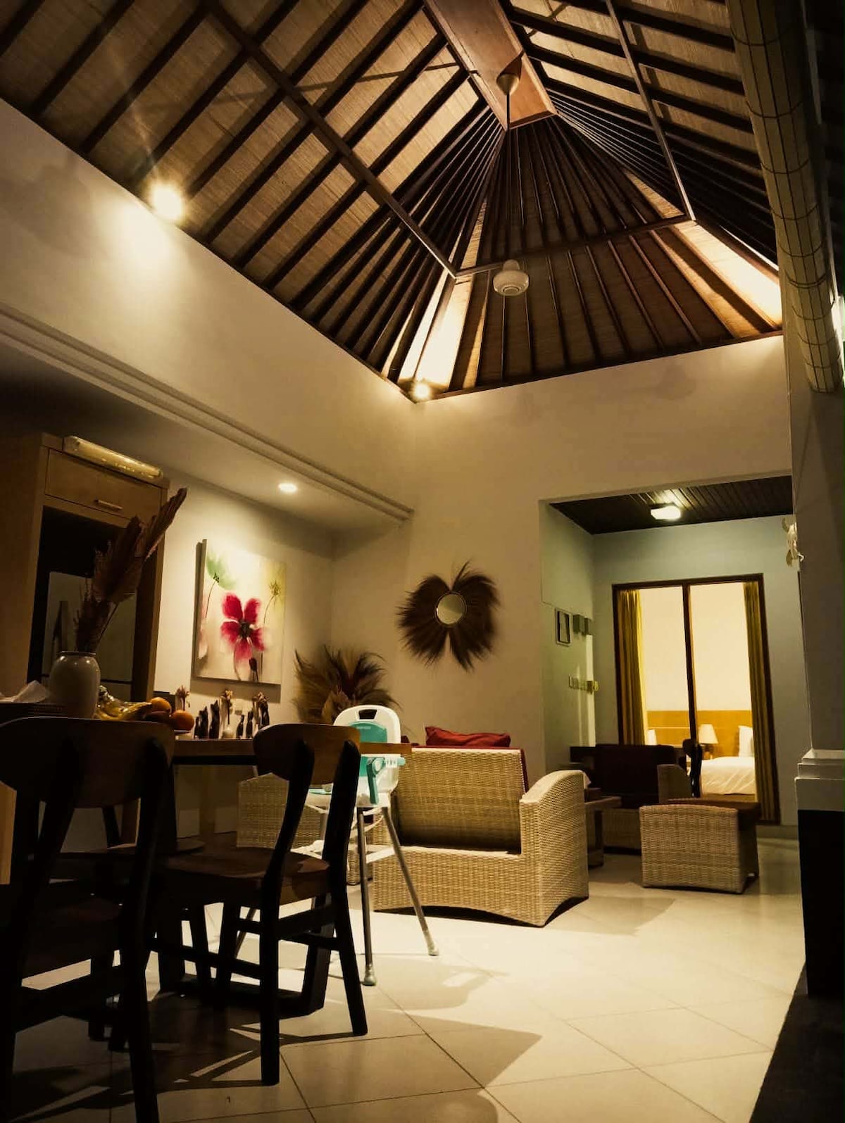 Home in Denpasar Selatan · 4 bedrooms · 4 beds · 4 private baths, сопоставимый объект Airbnb