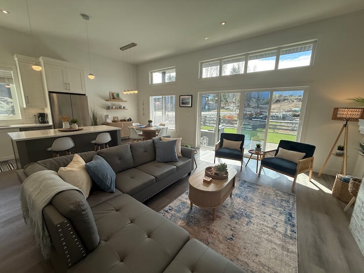 Elk Ridge Escape - Lake Cowichan