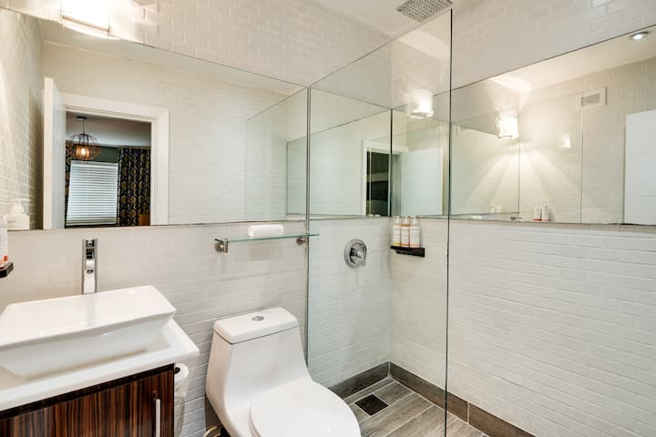 South Beach Double Room W/ City View - Miami Beach