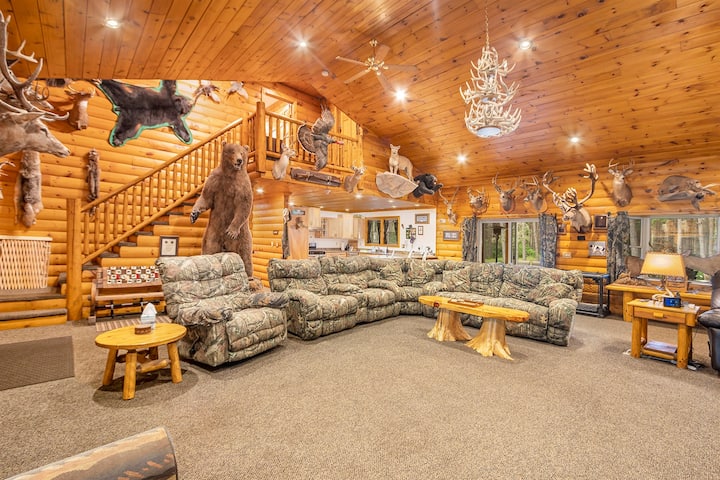 Trophy Timber Lodge | July 4th Open | Sleeps 17 - Michigan