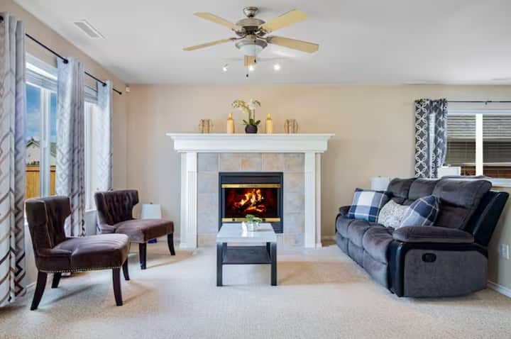 Stylish 4br Home W/ Patio, Fenced Yard & En-suite - Kent, WA