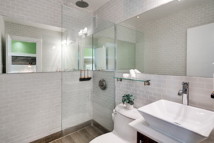 Cozy Double Room Overlooking Pool - Miami Beach