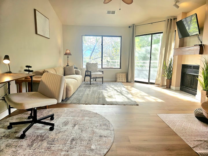 Tree House Condo - Mtn Views - Vaulted Ceilings - コロラド・スプリングズ, CO