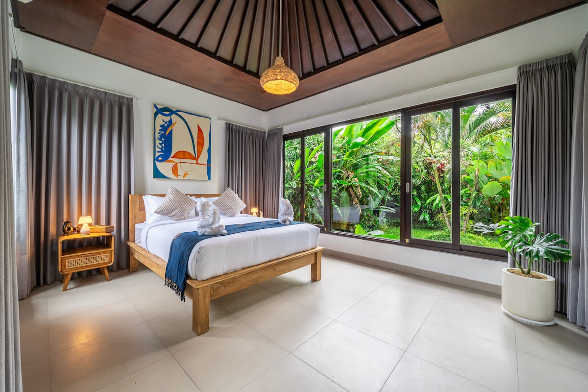 Villa in Kecamatan Ubud · ★4.29 · 2 bedrooms · 2 beds · 2 private baths, порівнянний Airbnb