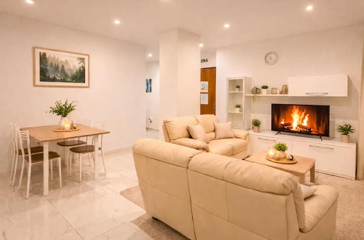 Spacious 5br Apt In Gzira | Sleeps 9 - Malta