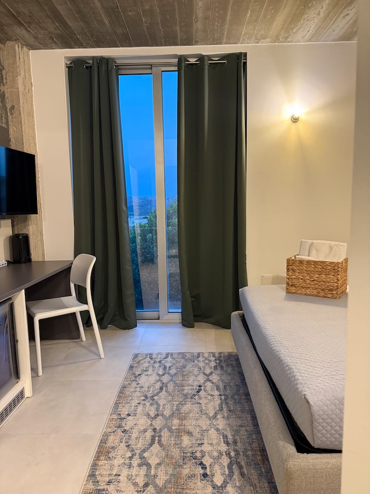 Camera Grey - La Maddalena