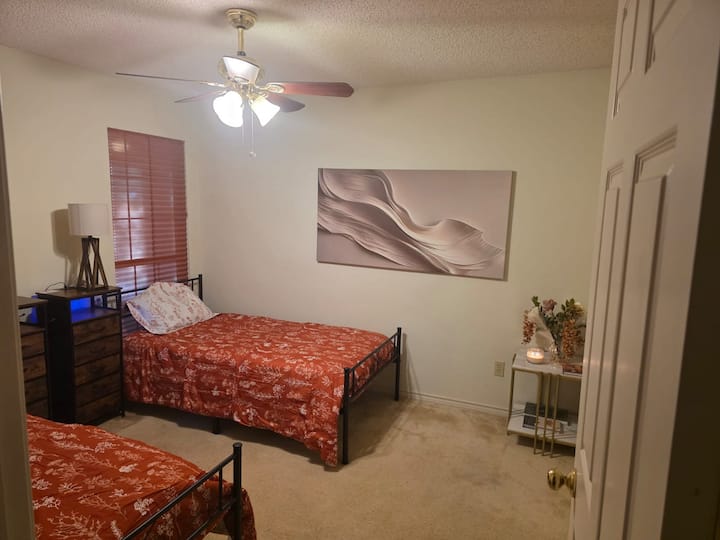 Charming, Quiet Retreat With A Personal Touch. - DeSoto, TX