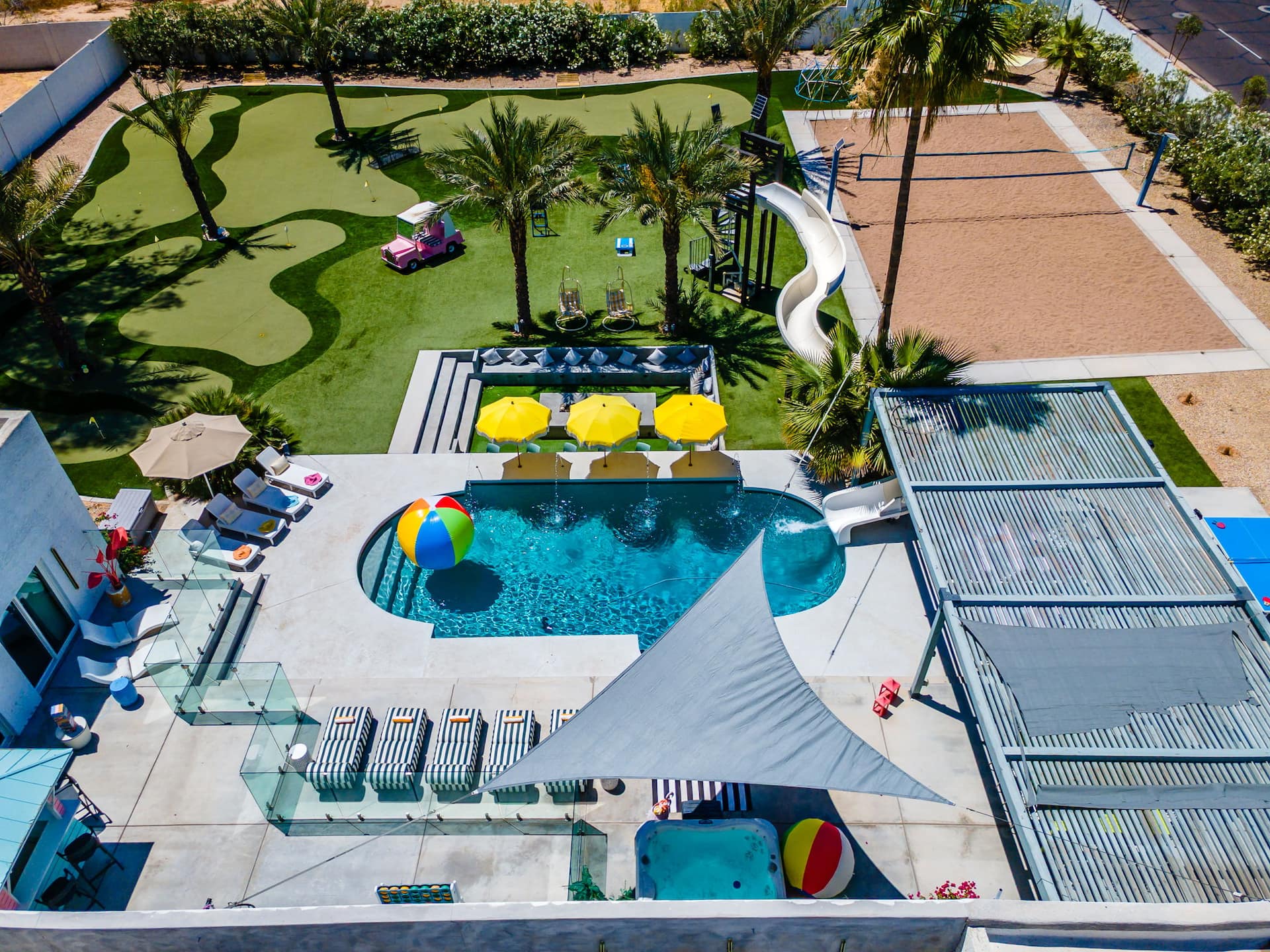 The Beach house: golf, jacuzi, heated pool!