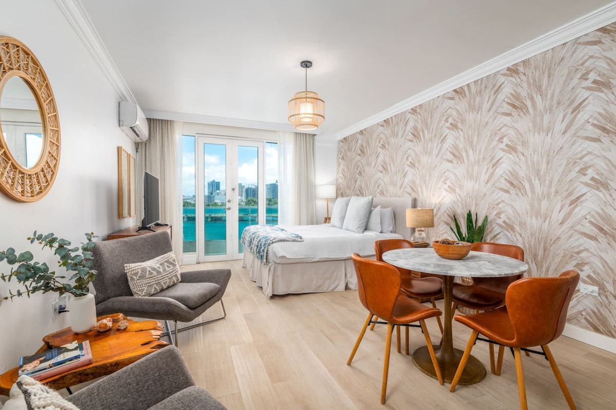 Renovated Waterfront Studio in Condado