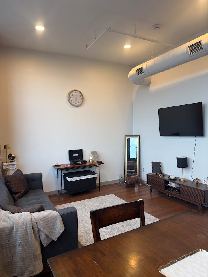 Downtown Cleveland Industrial Apartment - Cleveland, OH