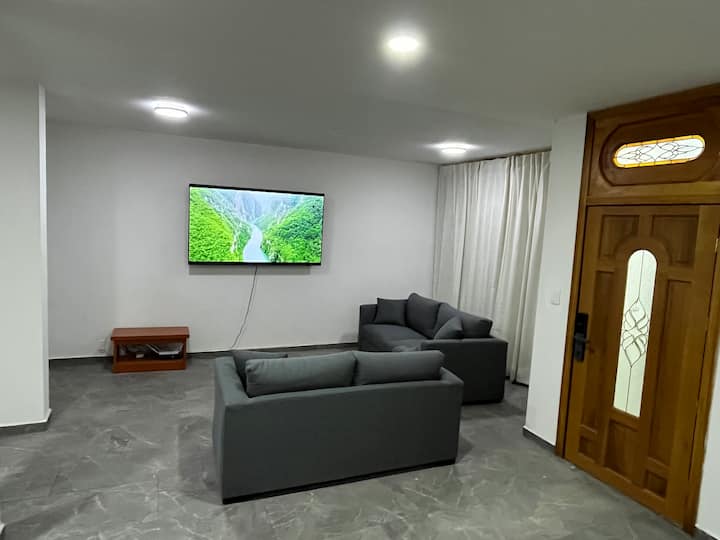 Casa Grande Con Cochera Y Todos Los Servicios - Aguascalientes