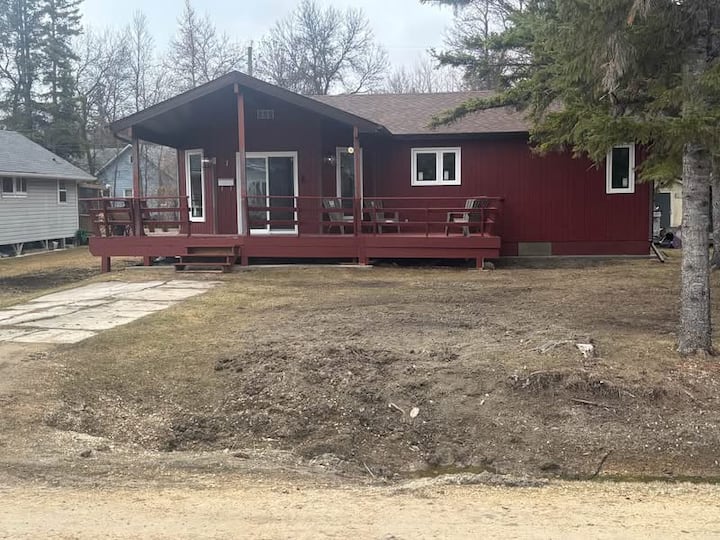 Summer 2026 Bookings Now Open! 3 Bedroom Cabin - Gimli